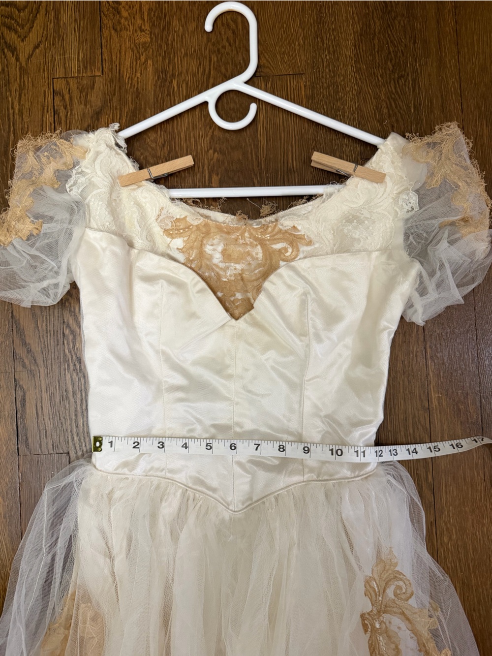 Vintage wedding dress with matching gloves and headpiece - Picture 5 of 8